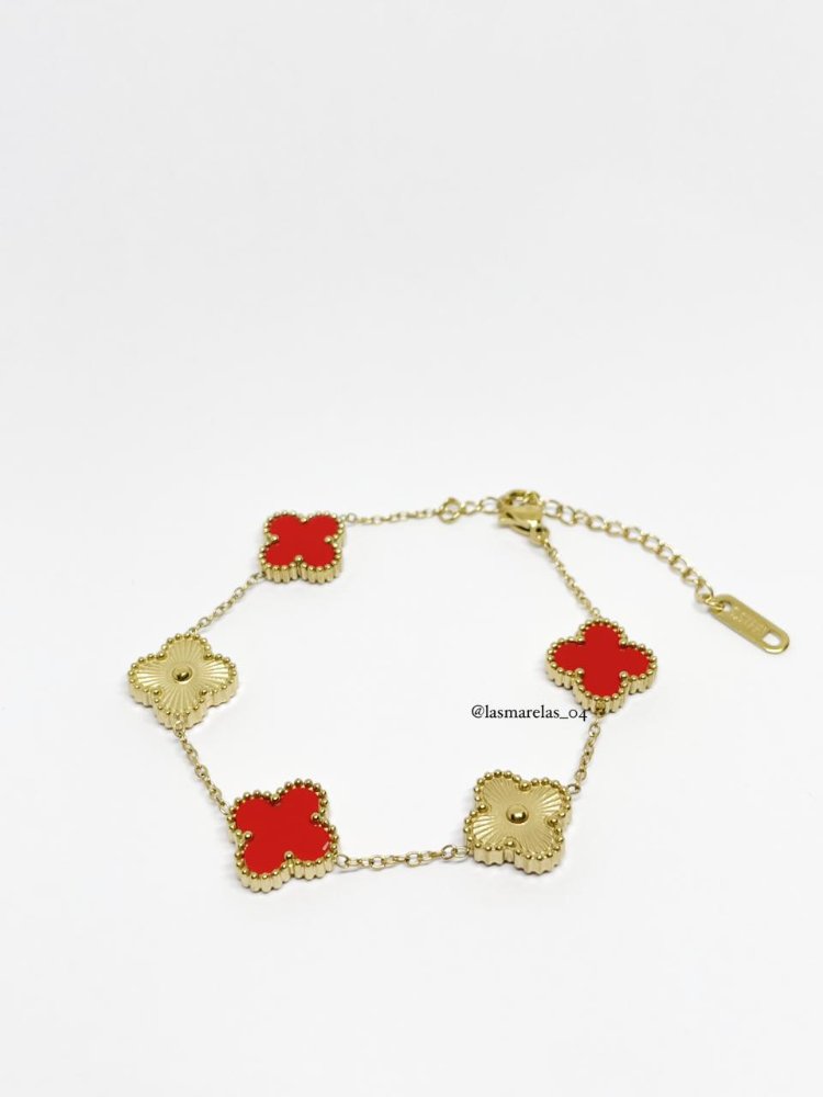 Pulsera estilo trebol rojo, dorado.