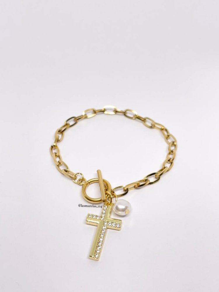 Pulseras de cruz colgando