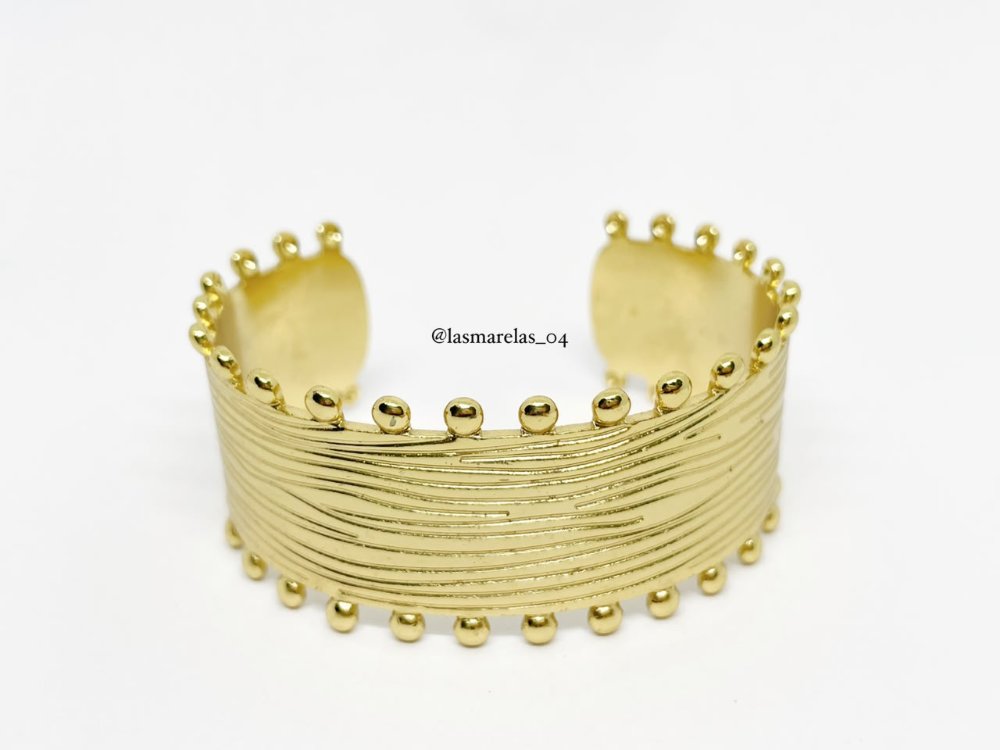 Brazalete con puntitos