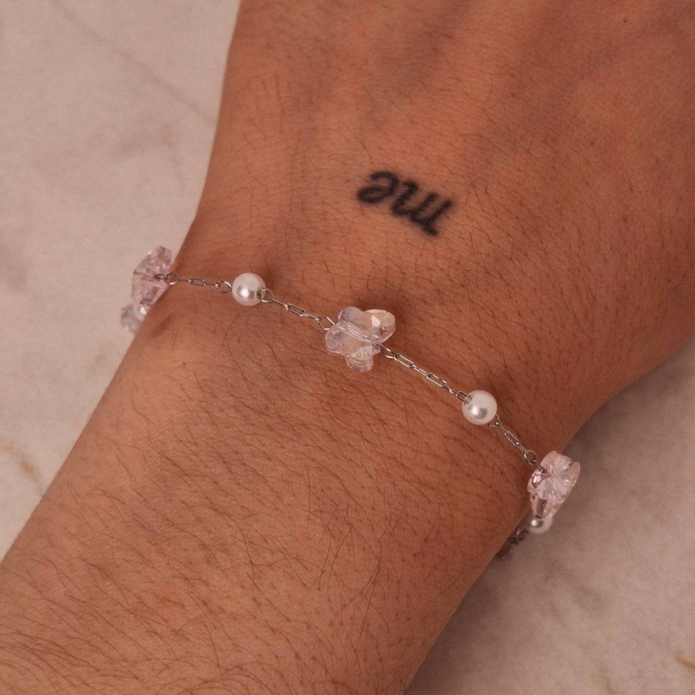 Pulsera con mariposas de cristal color rosa y perlitas