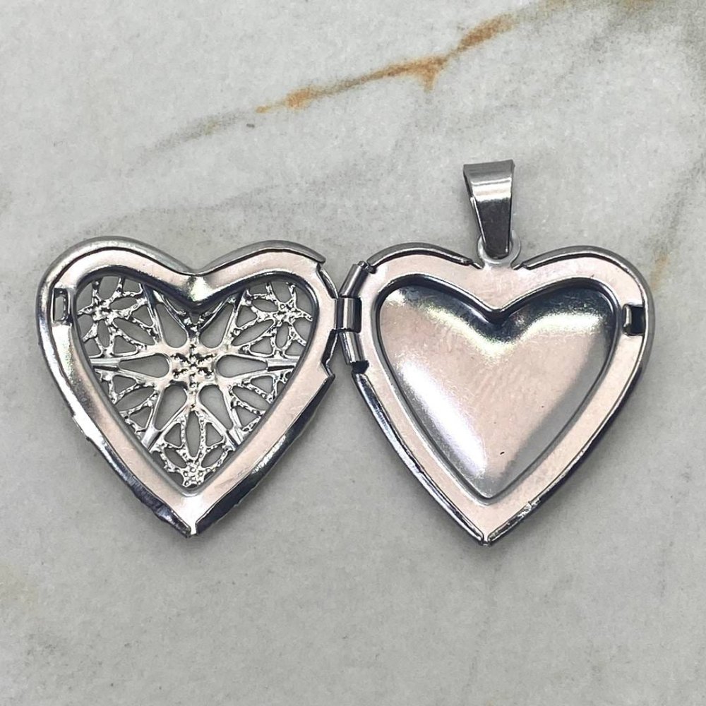 Dije relicario corazón calado