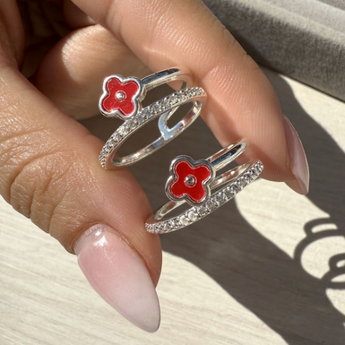 Anillo Teu con Trébol Rojo