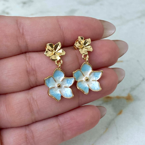 Aros acero dorado flor lisa con flor colgante - Celeste