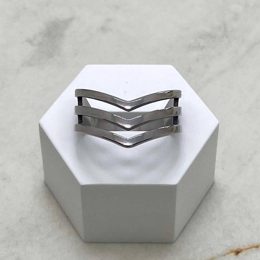 Anillo triple linea en V grande