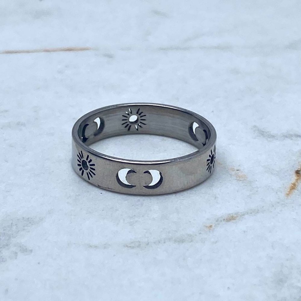 Anillo alianza con luna y sol calado