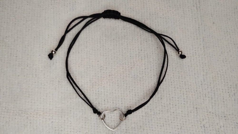 Pulsera de hilo regulable con dije corazón - negro