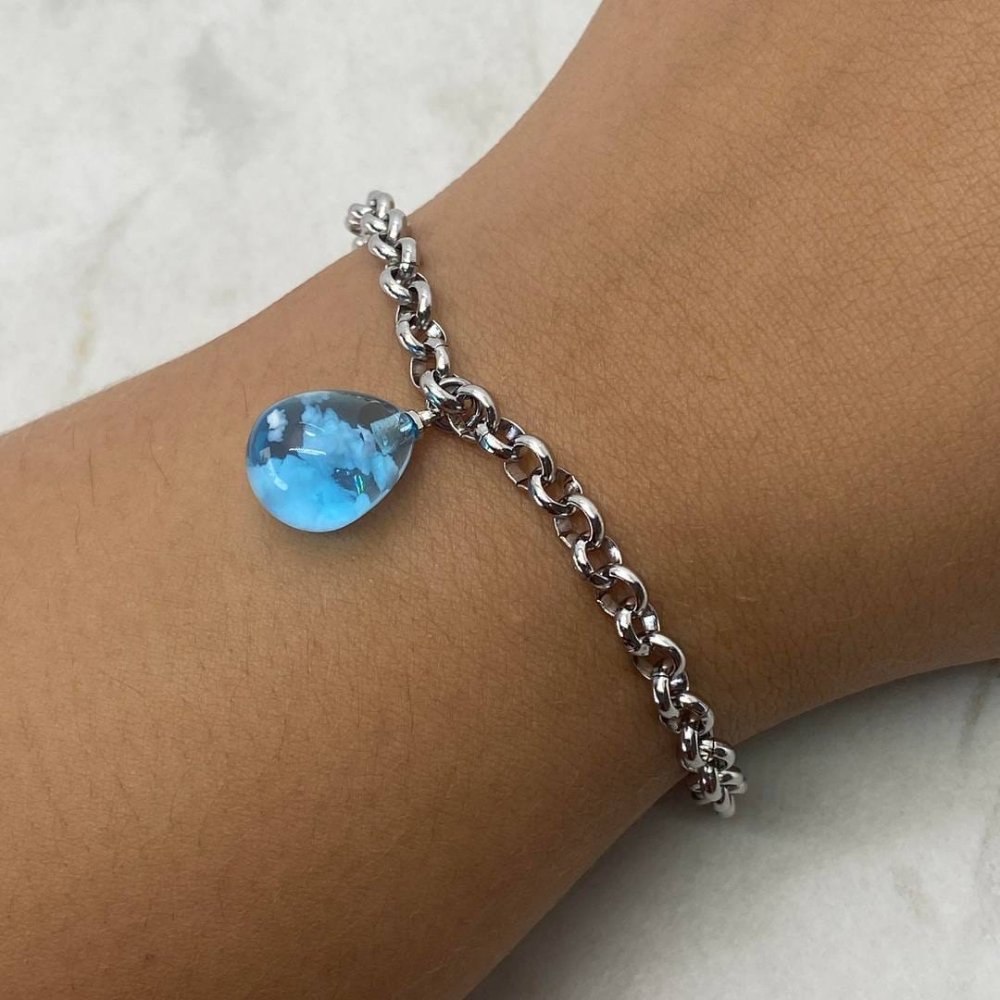 Pulsera con dije cielo celeste gota