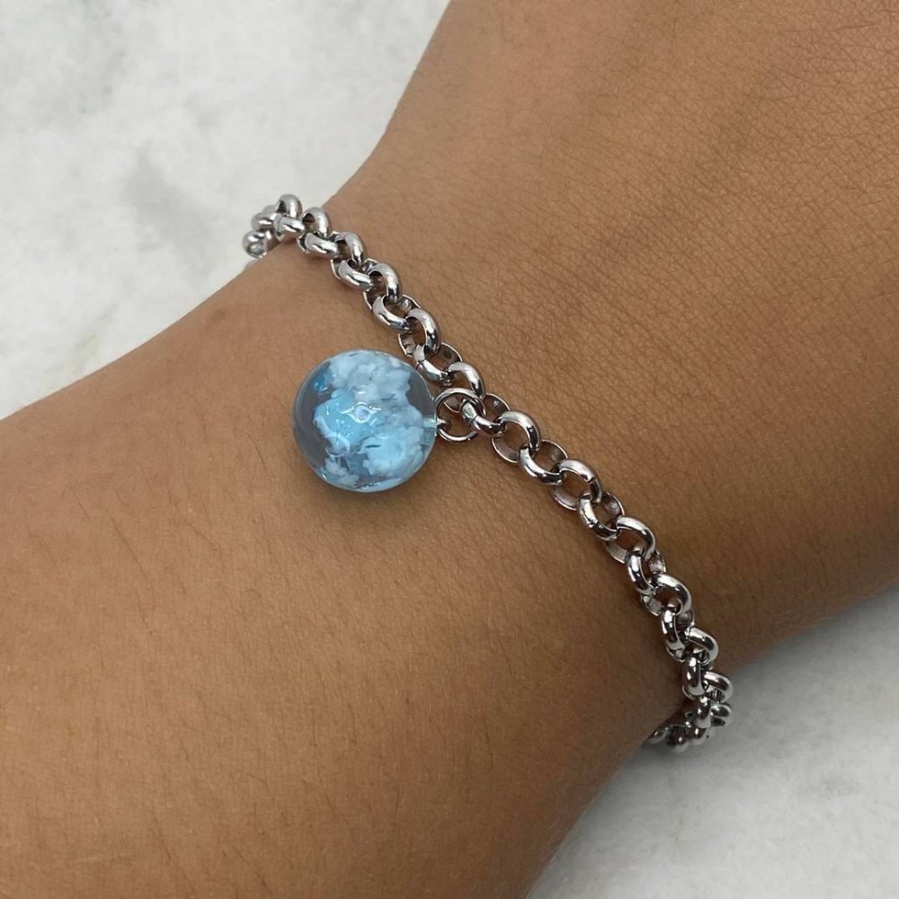 Pulsera con dije cielo celeste redondo
