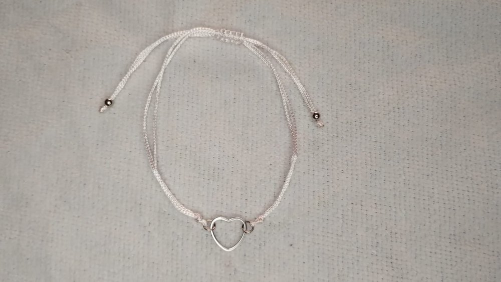 Pulsera de hilo regulable con dije corazon - blanca