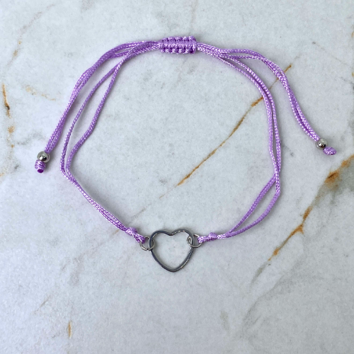 Pulsera  de hilo regulable con dije corazón - Lila