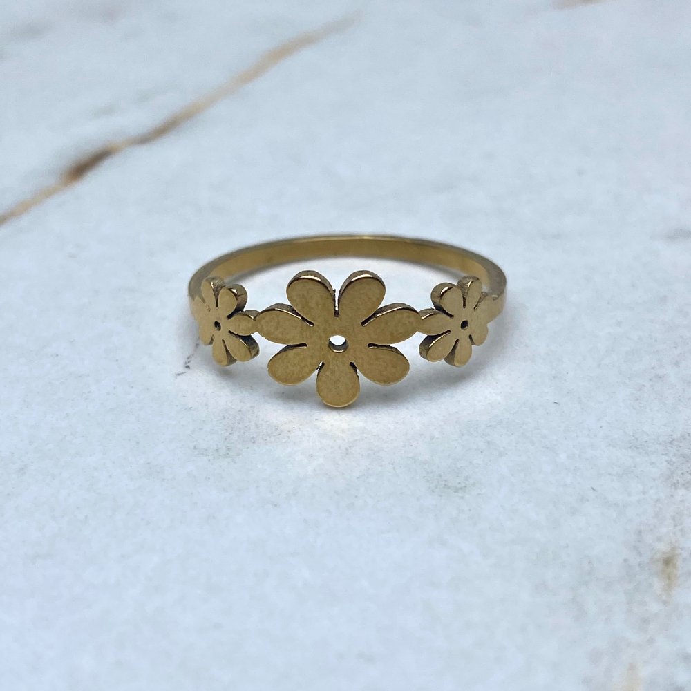 Anillo acero dorado 3 margaritas lisas