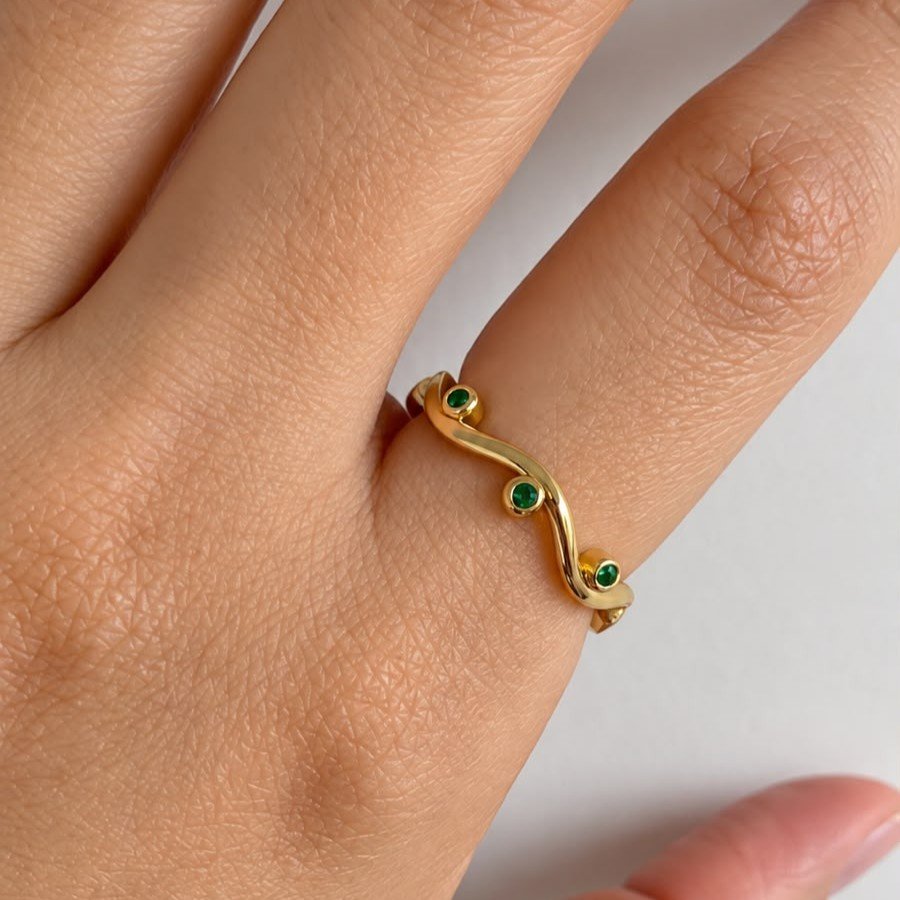 Anillo dorado ondulado con zircones graduable - 1090