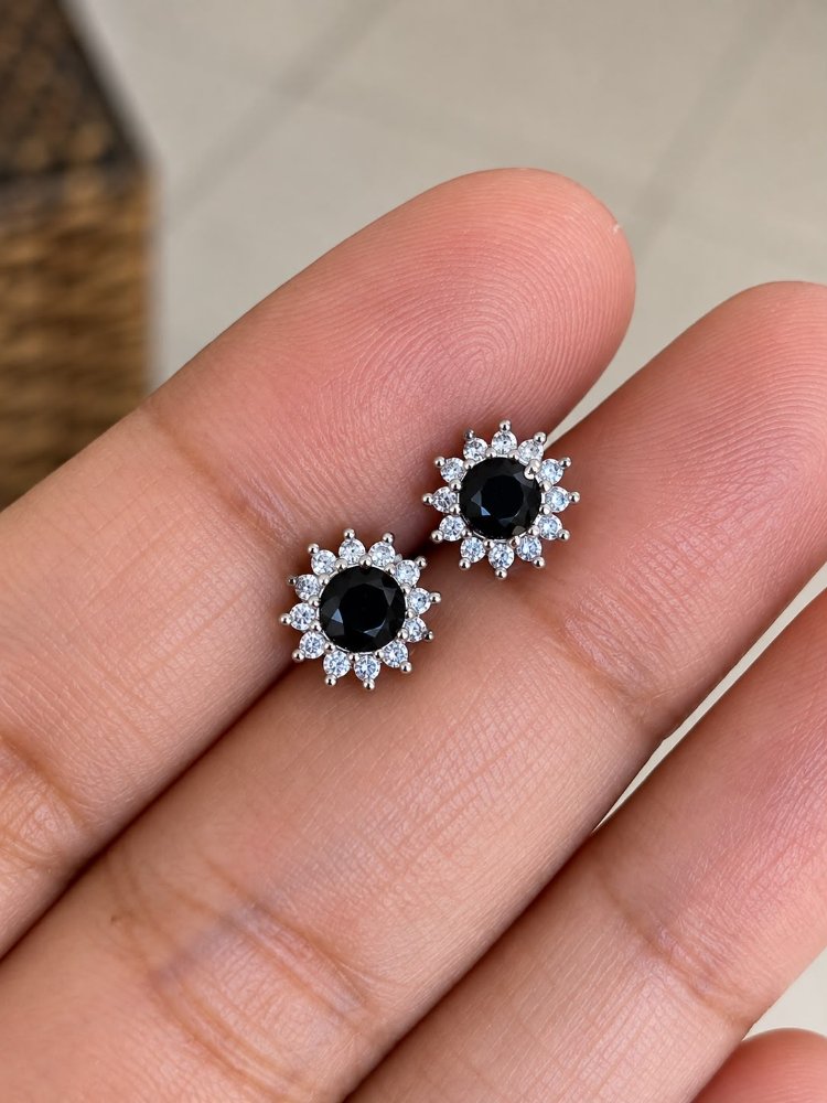 Aretes flor pequeños plateados con zircones - 1581