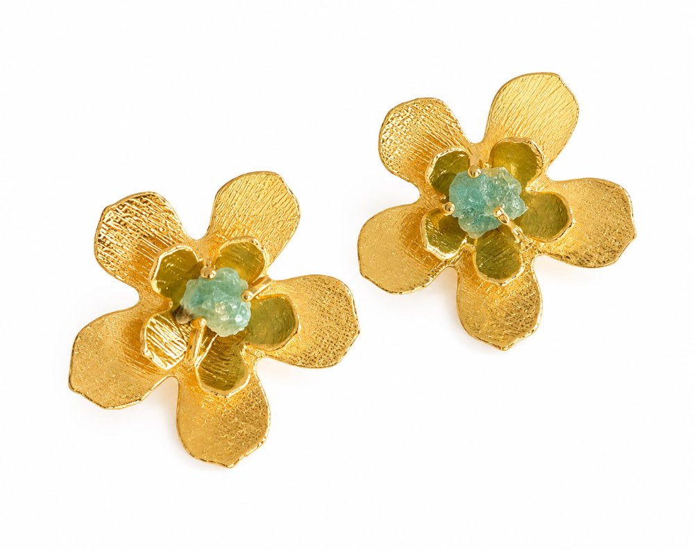 Aretes medianos flor de loto con esmeralda - baño en oro 24k - 1066 - 1304