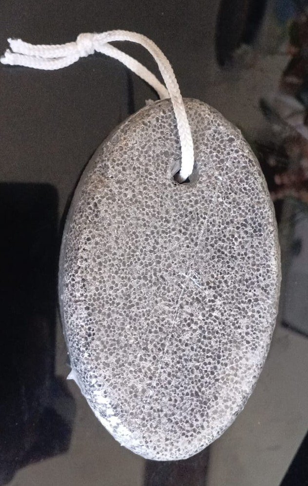 Piedra volcanica negra ovalo
