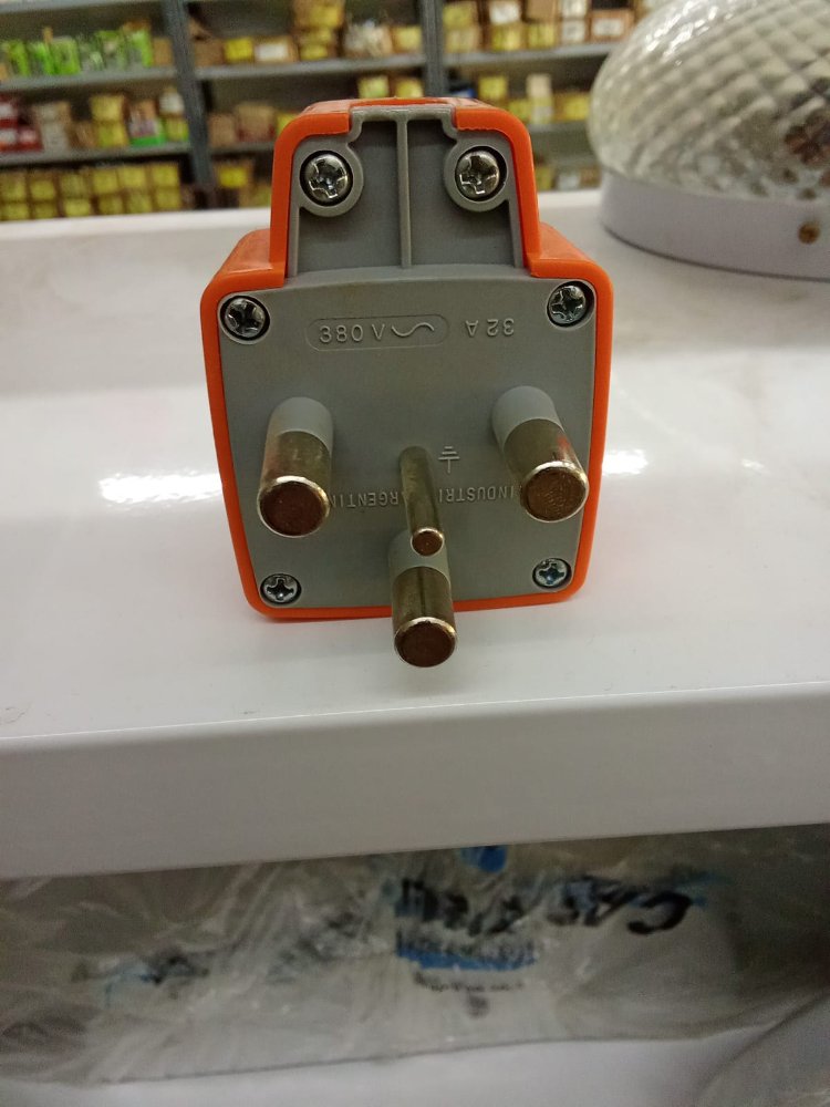 TOMA INDUSTRIAL 32 AMP X 380