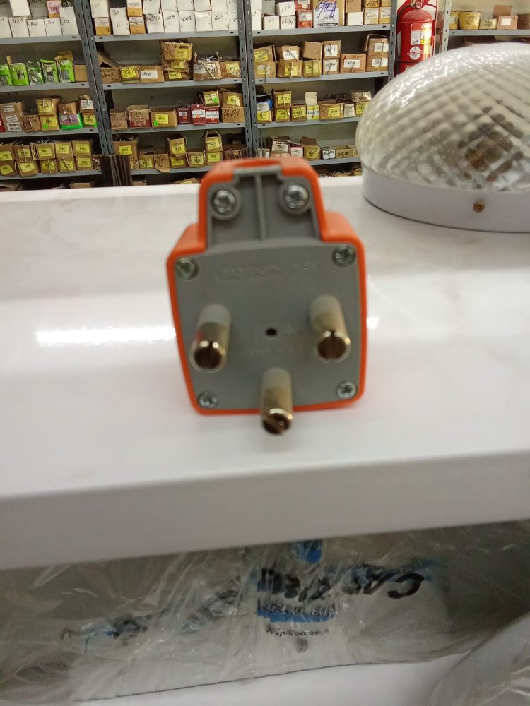 TOMA INDUSTRIAL 32 AMP X 380 W