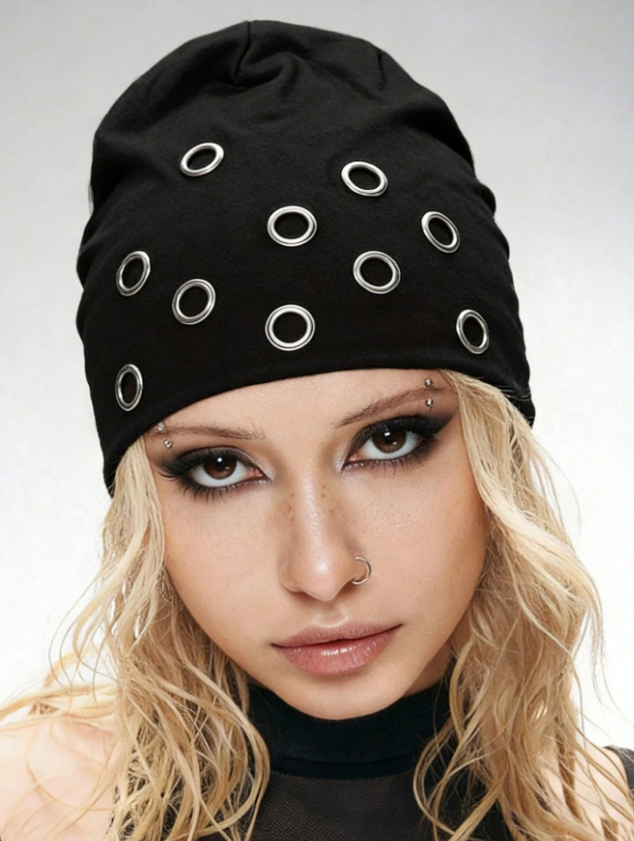 Gorro negro con remaches decorativos