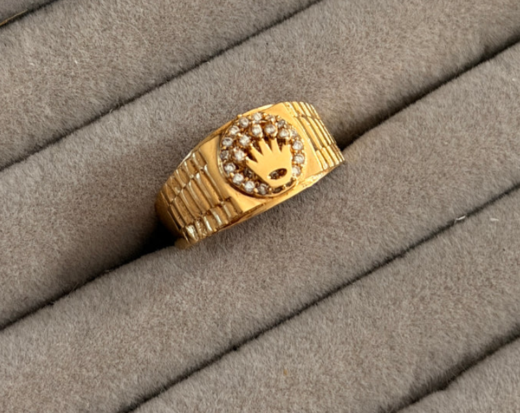 ANILLO CORONA ROLEX + PIEDRAS BLANCAS TIPO RELOJ ORO AMARILLO COL 18K TALLA 8 - 3,58GR