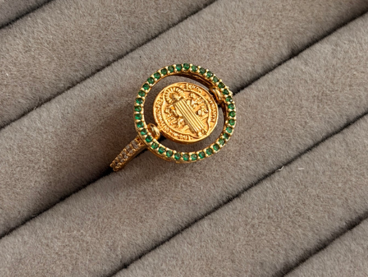 ANILLO SAN BENITO + CIRCULO PIEDRAS BLANCAS Y VERDES ORO AMARILLO COL 18K TALLA 7 - 3,45GR