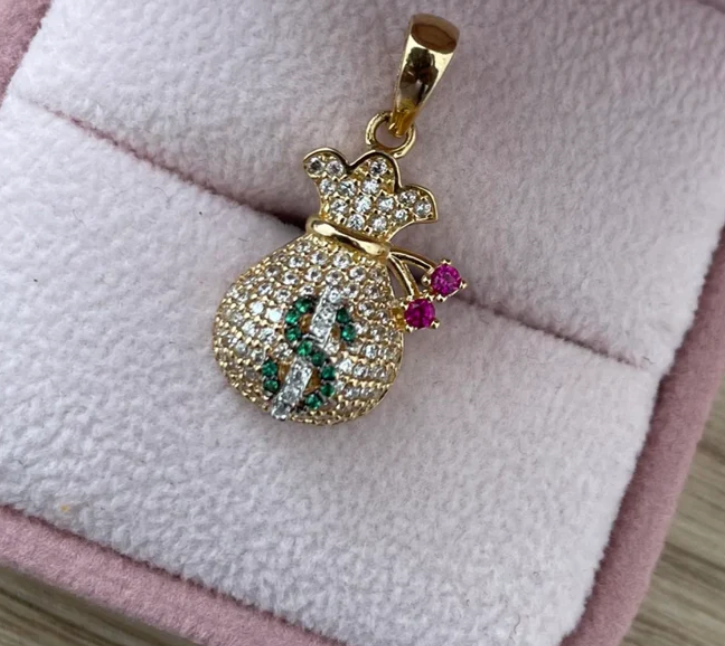 DIJE BOLSA DE DINERO CON PIEDRAS BLANCAS, VERDER Y FUCSIAS 2,51CM ORO AMARILLO COL 18K - 2,60G