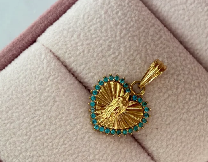 DIJE VIRGEN DE GUADALUPE EN CORAZON DIAMANTADO PIEDRAS CELESTE 2CM ORO AMARILLO COL 18K - 1,67GR