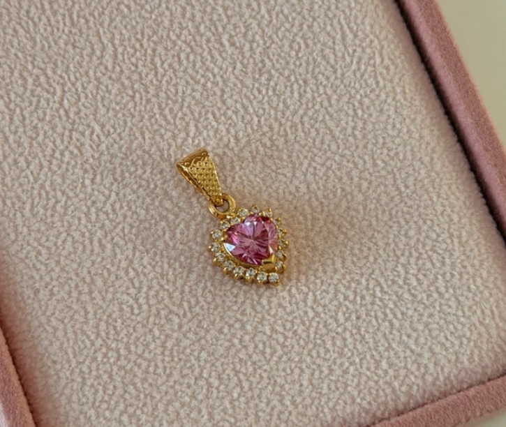 DIJE CORAZON MOISSANITA ROSA + PIEDRAS BLANCAS 1.8CM ORO AMARILLO COL 18K - 2,28GR