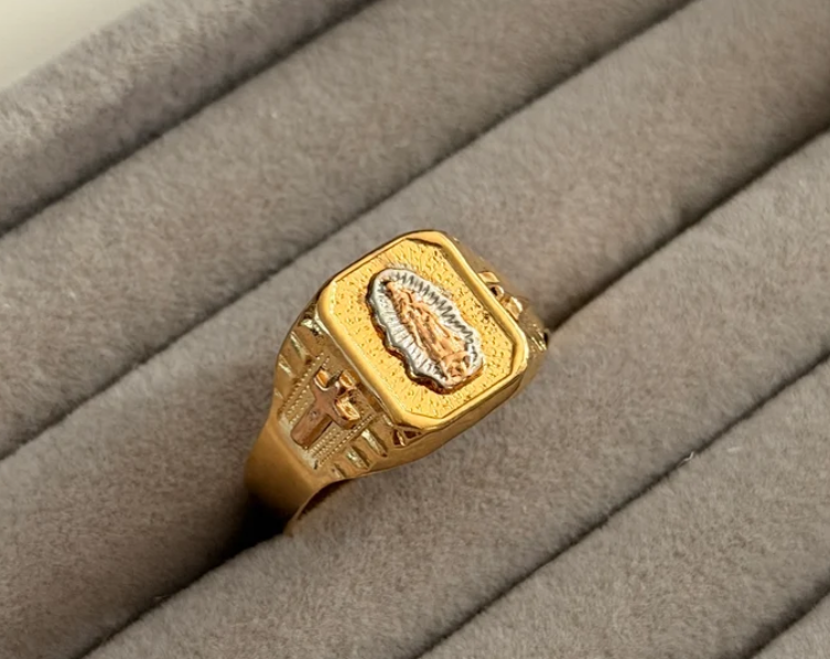 ANILLO VIRGEN DE GUADALUPE + SILUETA EN CRUZ TRES OROS COL 18K TALLA 12.5 - 3,42GR