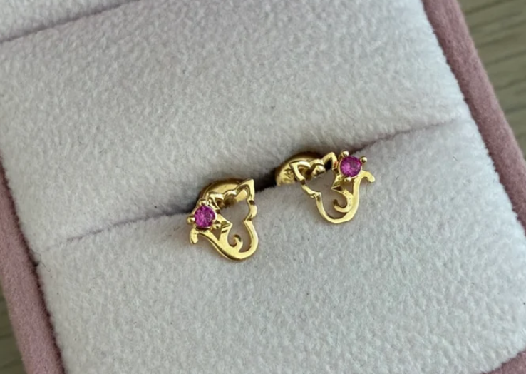 TOPOS SILUETA DE GATO CON PIEDRA FUCSIA 6.7MM ORO AMARILLO COL 18K - 0,8GR