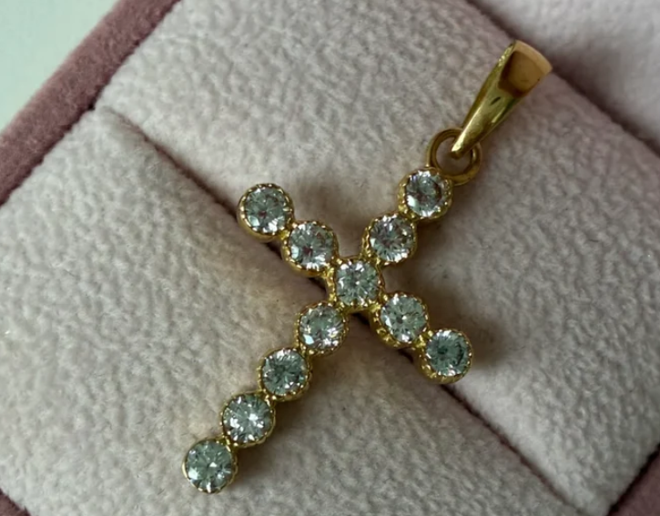 DIJE CRUZ REDONDA PIEDRAS BLANCAS 3.6CM ORO AMARILLO COL 18K - 2,89GR