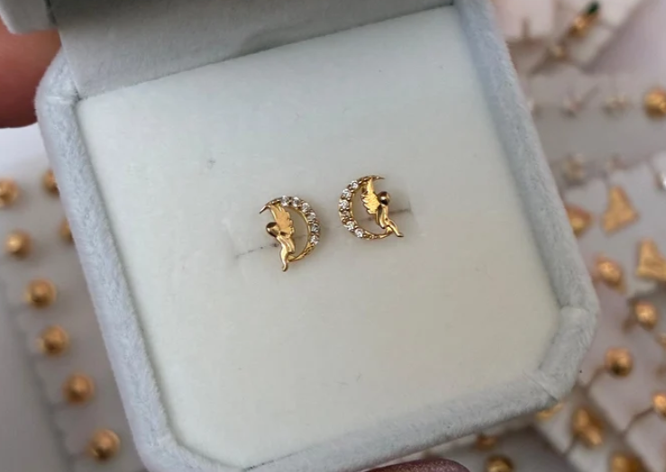 TOPOS LUNA CON ANGELITO CON PIEDRAS BLANCAS ORO AMARILLOCOL 18K - 0,92GR