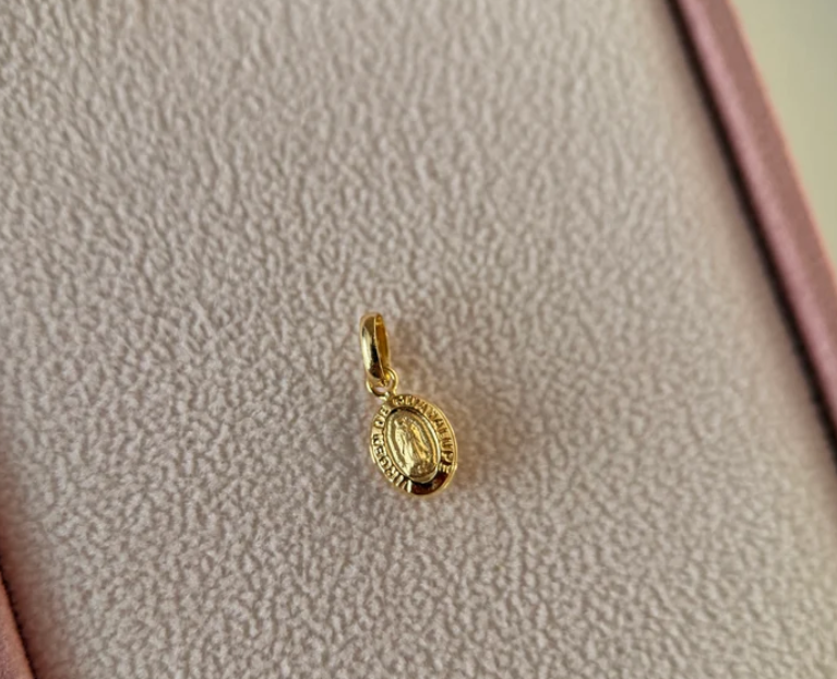 DIJE VIRGEN DE GUADALUPE EN MEDALLA 1.4CM ORO AMARILLO COL 18K - 0,32GR