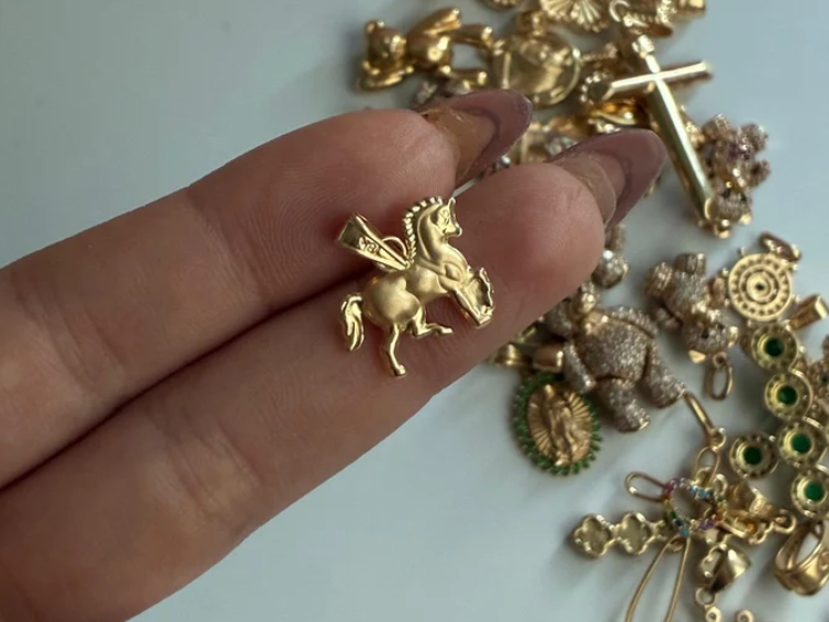DIJE CABALLO LISO 1.5CM ORO AMARILLO COL 18K - 0,94GR