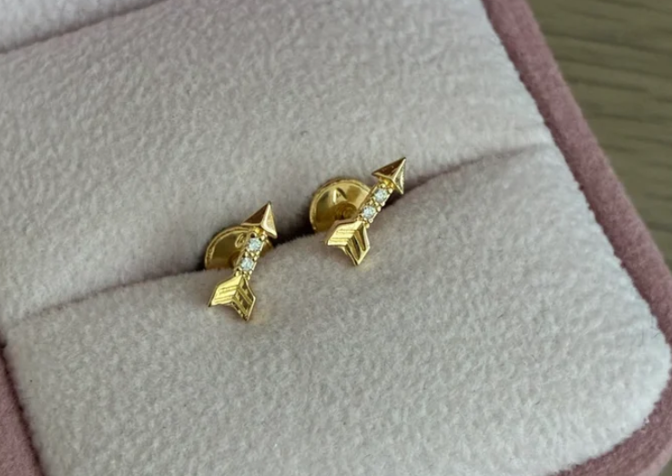 TOPOS FLECHAS CON PIEDRAS BLANCAS 8MM ORO AMARILLO COL 18K - 0,69GR