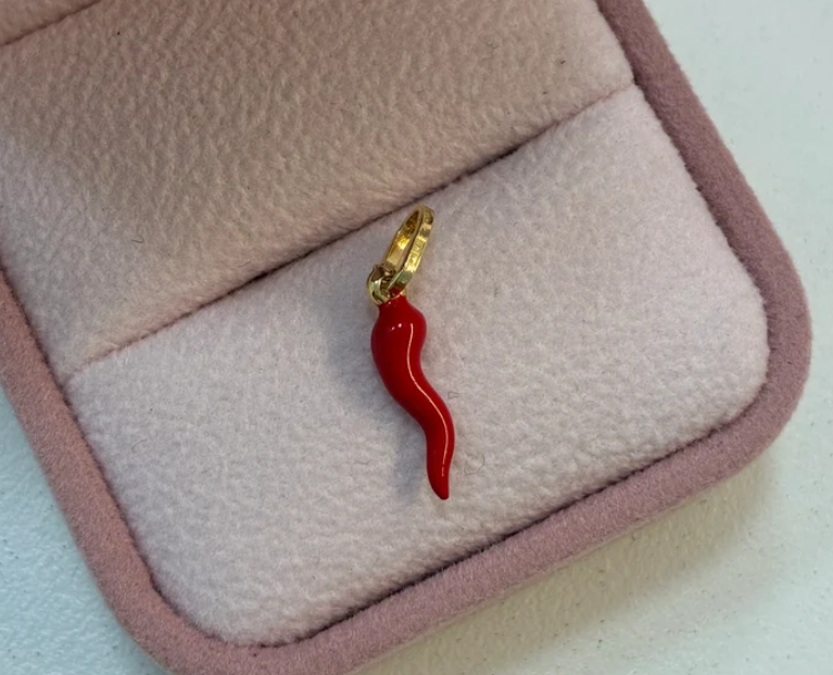DIJE CACHITO DE LA ABUNDANCIA COLOR ROJO 2CM ORO AMARILLO ITALY ESP 18K - 0,44GR