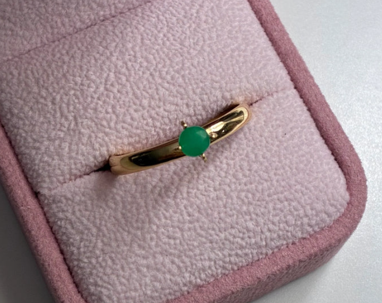 ANILLO SOLITARIO TINY LISO + ESMERALDA NATURAL 4.5MM ORO AMARILLO COL 18K TALLA 11 - 1,68GR
