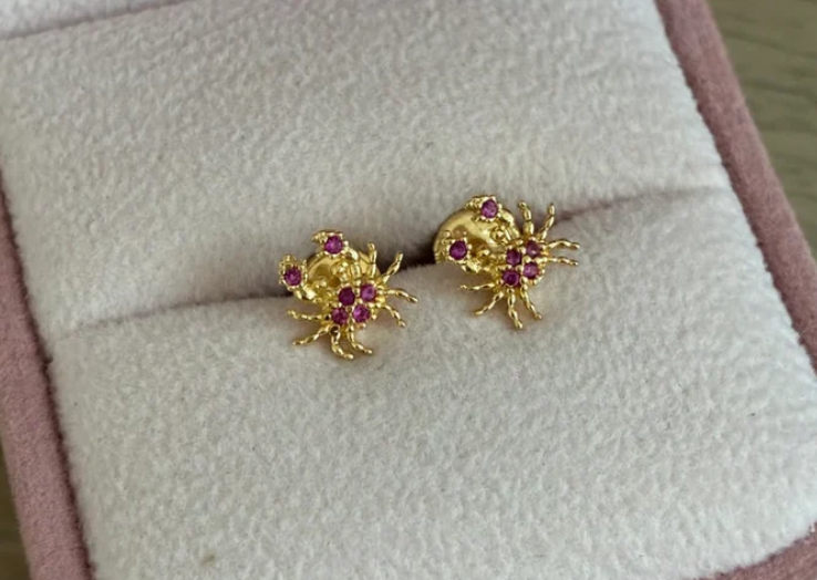 TOPOS CANGREJO PIEDRAS ROJAS 7MM ORO AMARILLO COL 18K - 1,03GR