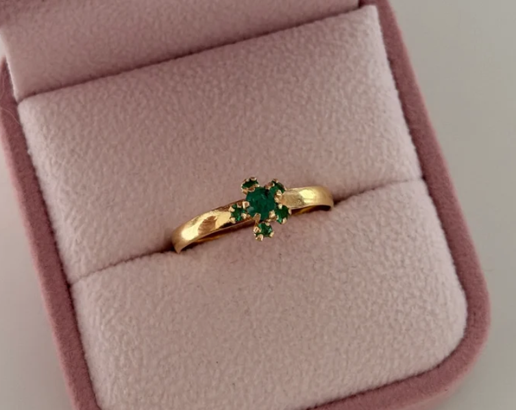 ANILLO FLOR DE ESMERALDAS 3MM + 5 ESMERALDAS 2MM ORO AMARILLO COL 18K TALLA 8.5 - 1,12GR