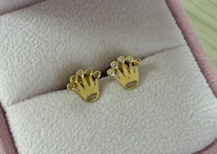 TOPOS CORONA SILUETA CON PIEDRAS BLANCAS 7.5MM ORO AMARILLO COL 18K - 1,02GR