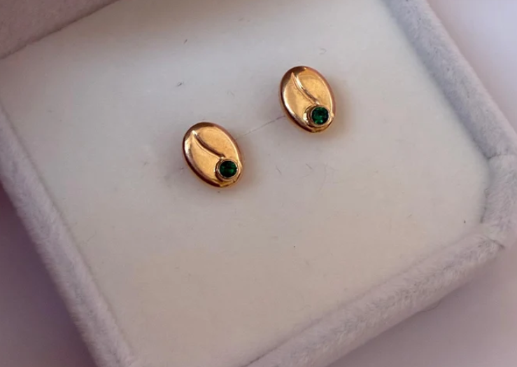 TOPOS GRANO DE CAFE LISO CON PIEDRA VERDE 7MM ORO AMARILLO COL 18K - 0,77GR