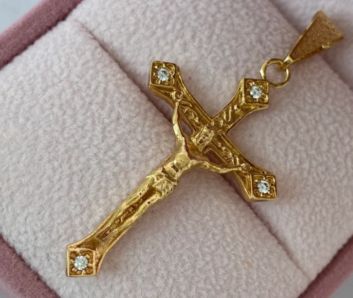 DIJE CRUZ CENTRO BORDEADO CON CRISTO + PUNTAS PIEDRAS BLANCAS 4.5CM ORO AMARILLO COL 18K - 3,61GR