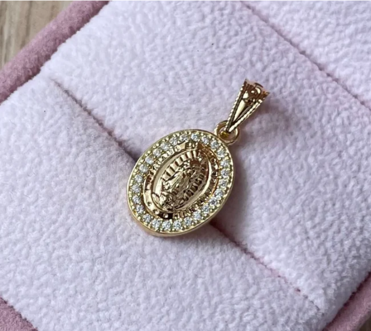 DIJE VIRGEN DE GUADALUPE MARCO PIEDRAS BLANCAS 2.2CM ORO AMARILLO COL 18K - 1,19GR
