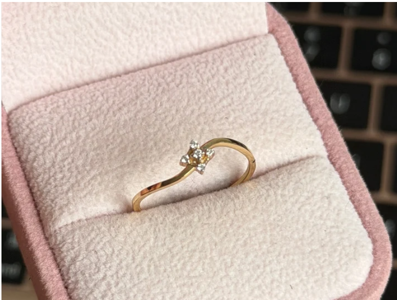 ANILLO ONDULADO Y FLOR + 0,029CTS DIAMANTES NATURALES ORO AMARILLO ITALY 18K TALLA 7 - 1,09GR