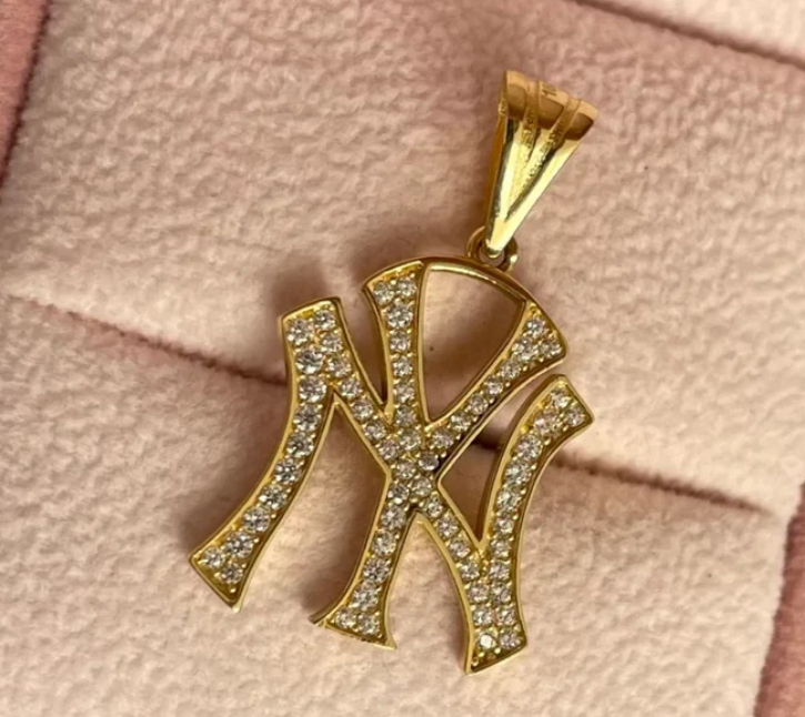 DIJE SIMBOLO NEW YORK CON PIEDRAS BLANCAS 3CM ORO AMARILLO ITALY 18K - 2,45GR