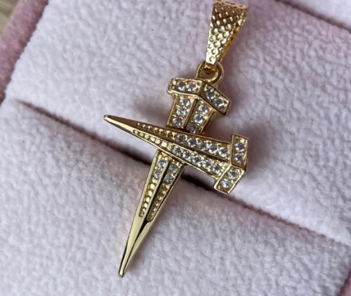 DIJE CRUZ CON CLAVO Y PIEDRAS BLANCAS 3.2CM ORO AMARILLO COL 18K - 2,40GR