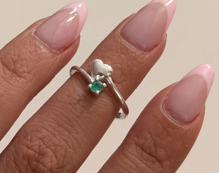 ANILLO ENTRELAZADO CORAZON + ESMERALDA NATURAL PLATA 925 TALLA 8