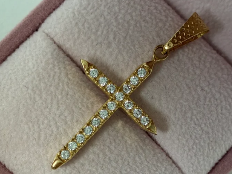 DIJE CRUZ CUADRADA CON PUNTAS PIEDRAS BLANCAS 4.2CM ORO AMARILLO COL 18K - 2,3GR