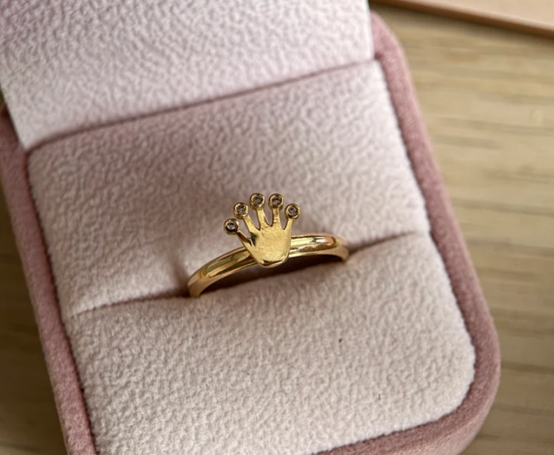 ANILLO CON CORONA RX Y PIEDRAS BLANCAS 8,9MM ORO AMARILLO COL 18K TALLA 7.5 - 1.1GR