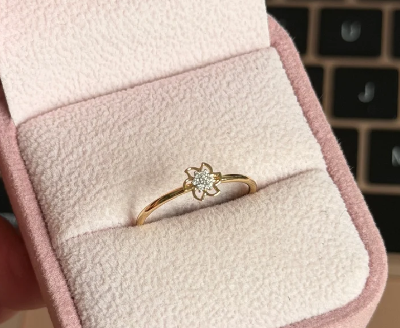 ANILLO FLOR 6 PETALOS + 0,032CTS DIAMANTES NATURALES ORO AMARILLO ITALY 18K TALLA 7 - 0,76GR