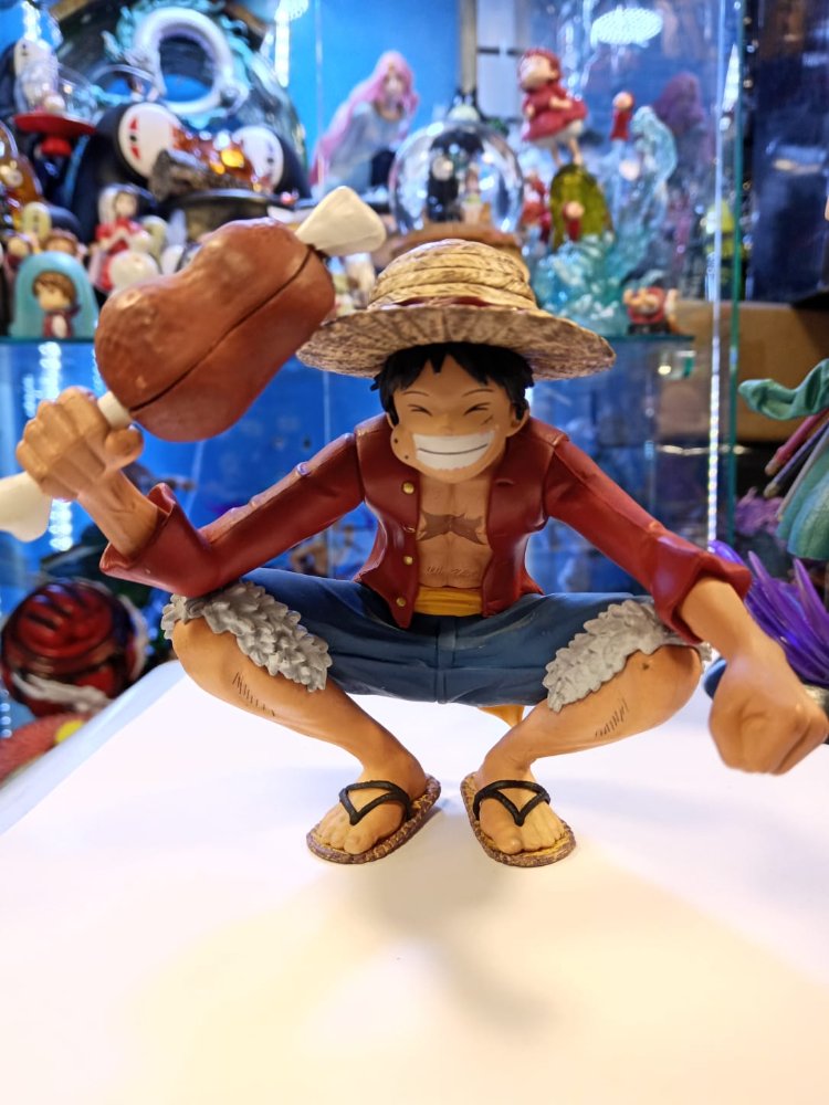 LUFFY COMIENDO POLLO